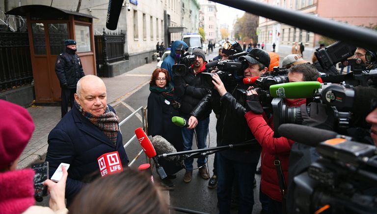 Генеральный директор МИА Россия сегодня Дмитрий Киселев на акции солидарности с руководителем портала РИА Новости – Украина Кириллом Вышинским у посольства Украины Генеральный директор МИА Россия сегодня Дмитрий Киселев на акции солидарности с руководителем портала РИА Новости – Украина Кириллом Вышинским у посольства Украины