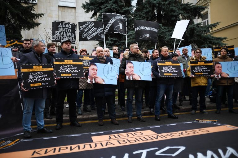 Генеральный директор МИА Россия сегодня Дмитрий Киселев на акции солидарности с руководителем портала РИА Новости – Украина Кириллом Вышинским, задержанным в мае 2018 года в Киеве, у посольства Украины в Москве Генеральный директор МИА Россия сегодня Дмитрий Киселев на акции солидарности с руководителем портала РИА Новости – Украина Кириллом Вышинским, задержанным в мае 2018 года в Киеве, у посольства Украины в Москве