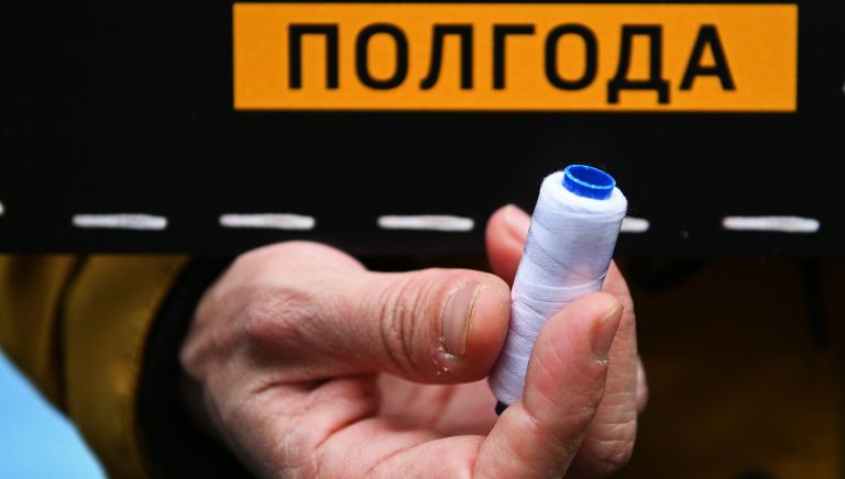 Катушки с белыми нитками на акции солидарности с руководителем портала РИА Новости – Украина Кириллом Вышинским у посольства Украины в Москве Катушки с белыми нитками на акции солидарности с руководителем портала РИА Новости – Украина Кириллом Вышинским у посольства Украины в Москве