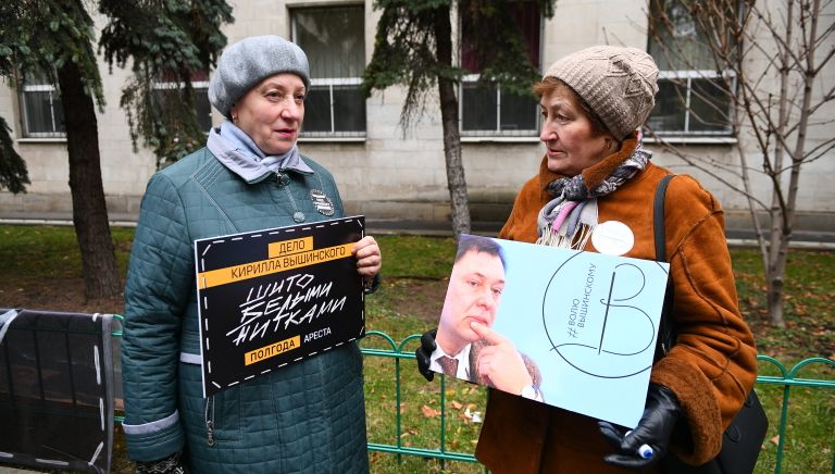 Женщины на акции солидарности с руководителем портала РИА Новости – Украина Кириллом Вышинским, задержанным в мае 2018 года в Киеве, у посольства Украины в Москве Женщины на акции солидарности с руководителем портала РИА Новости – Украина Кириллом Вышинским, задержанным в мае 2018 года в Киеве, у посольства Украины в Москве
