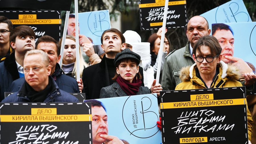 Участники на акции солидарности с руководителем портала РИА Новости – Украина Кириллом Вышинским у посольства Украины