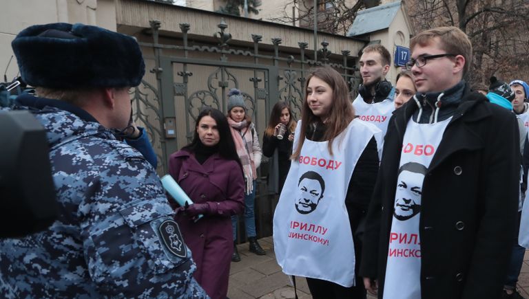Участники акции в поддержку руководителя портала РИА Новости Украина Кирилла Вышинского у дома приемов МИД России в Москве Участники акции в поддержку руководителя портала РИА Новости Украина Кирилла Вышинского у дома приемов МИД России в Москве