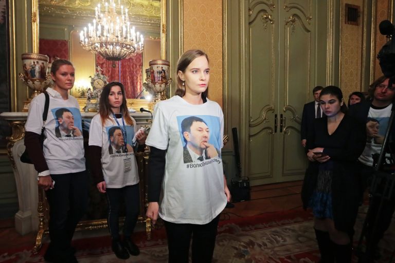 Активистки в футболках в поддержку руководителя портала РИА Новости Украина Кирилла Вышинского в Доме приемов МИД