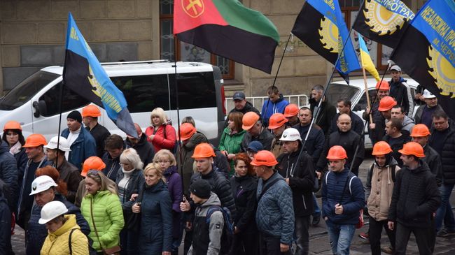 Участники акции протеста шахтеров на одной из улиц Львова Участники акции протеста шахтеров на одной из улиц Львова