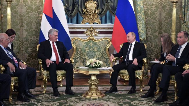 Президент РФ Владимир Путин и председатель Госсовета Кубы Мигель Диас-Канель Бермудес во время встречи. 2 ноября 2018 Президент РФ Владимир Путин и председатель Госсовета Кубы Мигель Диас-Канель Бермудес во время встречи. 2 ноября 2018
