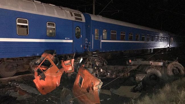 На месте ДТП с участием поезда и грузовика в Краснодарском крае На месте ДТП с участием поезда и грузовика в Краснодарском крае
