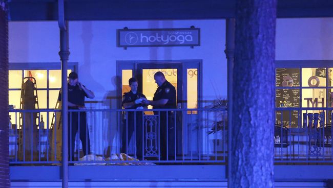 Полиция на месте стрельбы в студии йоги в городе Таллахасси, штат Флорида. 2 ноября 2018