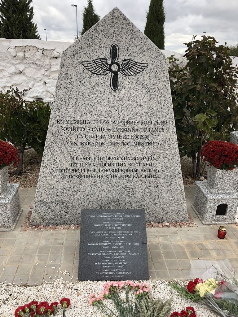 Памятник на могиле советских военных летчиках, погибших в Испании в период Гражданской войны 1936-1939, на кладбище Санта-Крус-де-ла-Сарса Памятник на могиле советских военных летчиках, погибших в Испании в период Гражданской войны 1936-1939, на кладбище Санта-Крус-де-ла-Сарса