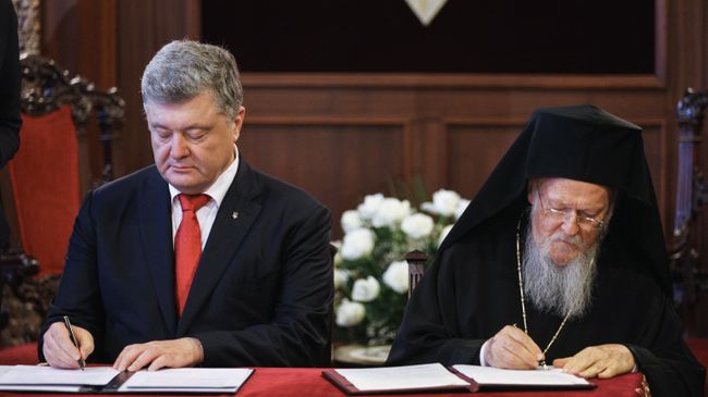 Президент Украины Петр Порошенко и Константинопольский патриарх Варфоломей подписывают соглашение о сотрудничестве и взаимодействии между Украиной и Вселенским патриархатом в резиденции патриарха в Стамбуле. 3 ноября 2018