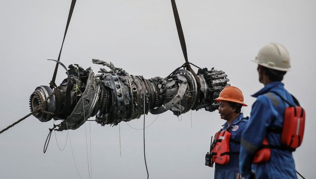 Спасатели поднимают двигатель разбившегося самолета Lion Air JT610. 3 ноября 2018 Спасатели поднимают двигатель разбившегося самолета Lion Air JT610. 3 ноября 2018