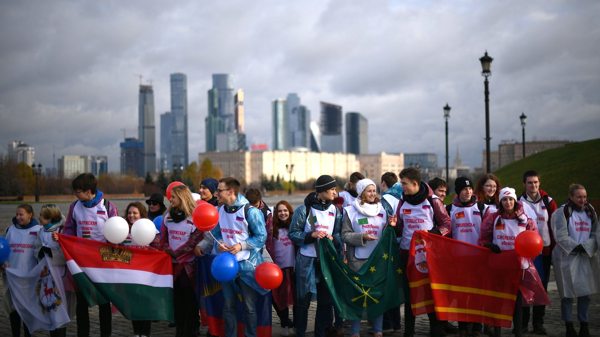 Участники флешмоба, где будут развернуты флаги всех 85 регионов России в честь Дня народного единства на Поклонной горе в Москве. 4 ноября 2018 Участники флешмоба, где будут развернуты флаги всех 85 регионов России в честь Дня народного единства на Поклонной горе в Москве. 4 ноября 2018 - РИА Новости, 1920, 02.11.2020