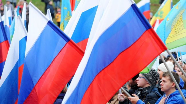 Участники митинга-концерта, посвященного Дню народного единства на площади музыки в Тамбове