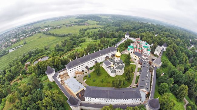 Вид на Саввино-Сторожевский монастырь, расположенный в двух километрах западнее Звенигорода