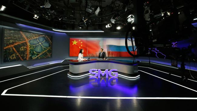 Дмитрий Медведев и ведущая Юань Мин во время он-лайн конференции в студии штаб-квартиры Шанхайской медиагруппы. 5 ноября 2018 Дмитрий Медведев и ведущая Юань Мин во время он-лайн конференции в студии штаб-квартиры Шанхайской медиагруппы. 5 ноября 2018