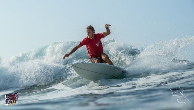 Один из участников соревнований Onego Heat Surf Fest Один из участников соревнований Onego Heat Surf Fest