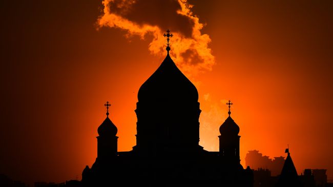 Вид на храм Христа Спасителя на закате с территории парка Зарядье в Москве Вид на храм Христа Спасителя на закате с территории парка Зарядье в Москве