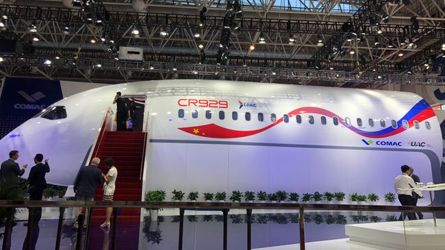 Макет российско-китайского самолета CR929 Макет российско-китайского самолета CR929