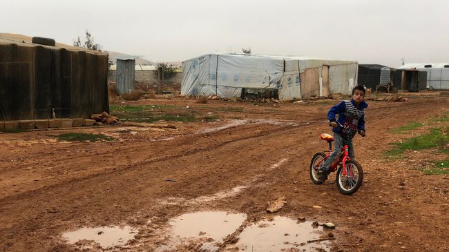 Стихийный палаточный городок сирийских беженцев. Архивное фото Стихийный палаточный городок сирийских беженцев. Архивное фото