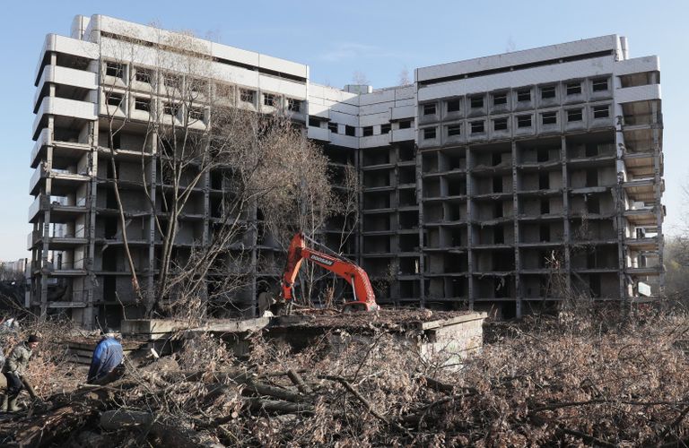 Снос недостроенного здания больницы на Клинской улице в Москве. 6 ноября 2018 Снос недостроенного здания больницы на Клинской улице в Москве. 6 ноября 2018