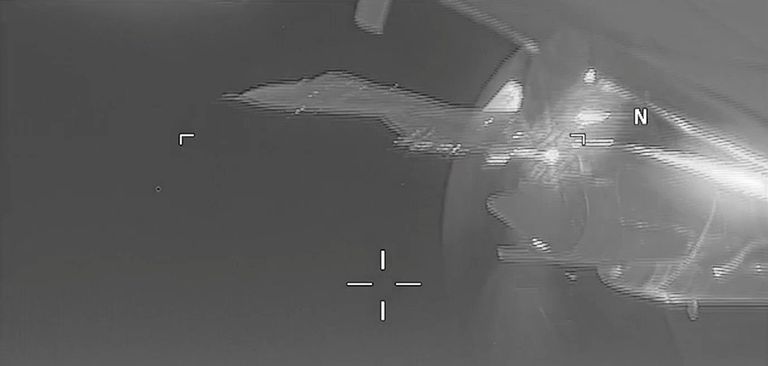 Стоп-кадр видео перехвата самолета-разведчика США российским Су-27 Стоп-кадр видео перехвата самолета-разведчика США российским Су-27