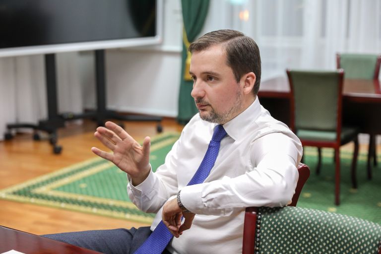 Губернатор Ненецкого автономного округа Александр Цыбульский во время интервью Губернатор Ненецкого автономного округа Александр Цыбульский во время интервью
