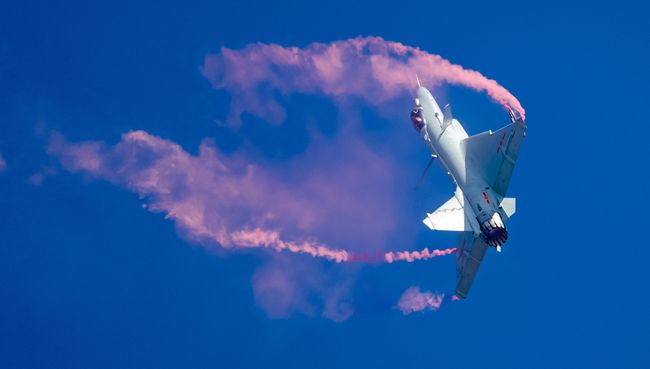 Истребитель J-10B ВВС Китая во время выступления на Чжухайском авиасалоне Истребитель J-10B ВВС Китая во время выступления на Чжухайском авиасалоне