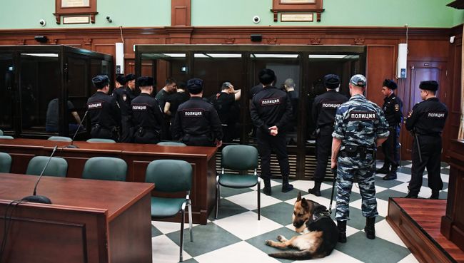 Участники преступной группировки, организатором которой является Захарий Калашов (Шакро Молодой), обвиняемый в вымогательстве в особо крупном размере . Архивное фото Участники преступной группировки, организатором которой является Захарий Калашов (Шакро Молодой), обвиняемый в вымогательстве в особо крупном размере . Архивное фото