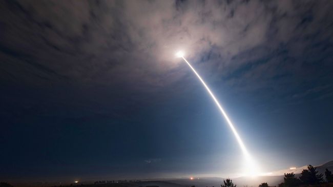 Пуск невооруженной ракеты Minuteman 3 на военной базе ВВС США Ванденберг Пуск невооруженной ракеты Minuteman 3 на военной базе ВВС США Ванденберг