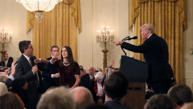 Президент США Дональд Трамп и корреспондент телеканала CNN Джим Акоста во время пресс-конференции в Белом доме. 7 ноября 2018 Президент США Дональд Трамп и корреспондент телеканала CNN Джим Акоста во время пресс-конференции в Белом доме. 7 ноября 2018