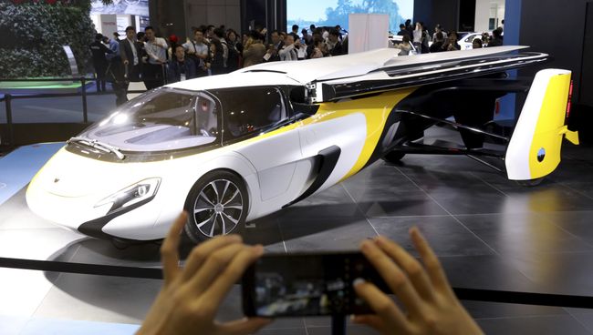 Летающий автомобиль Aeromobil на Первой китайской международной импортной выставке в Шанхае. 5 ноября 2018 года Летающий автомобиль Aeromobil на Первой китайской международной импортной выставке в Шанхае. 5 ноября 2018 года