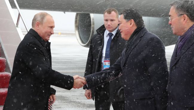 Владимир Путин во время встречи в аэропорту Астаны. 8 ноября 2018 Владимир Путин во время встречи в аэропорту Астаны. 8 ноября 2018