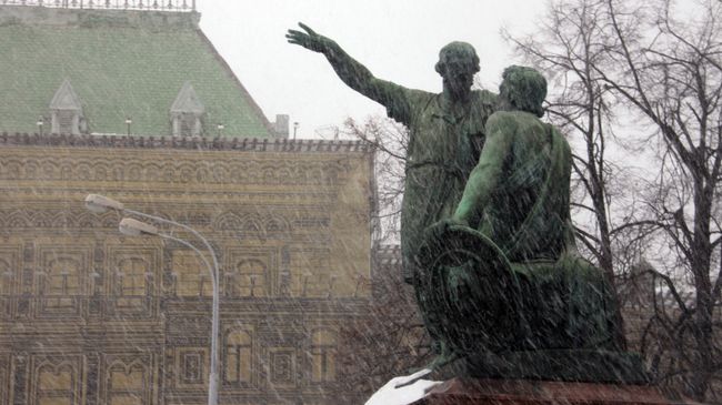 Памятник Минину и Пожарскому на Красной площади в Москве.