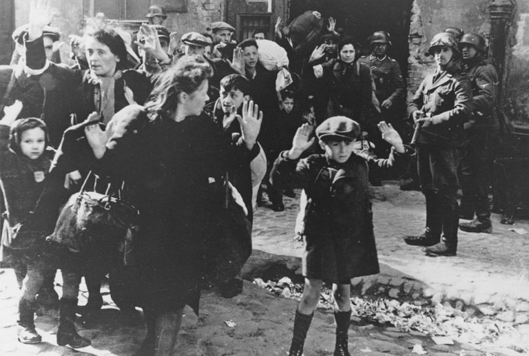 Евреи в Варшавском гетто. 19 апреля 1943