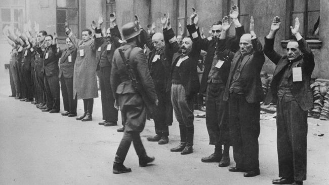 Евреи в Варшавском гетто. Апрель 1943 Евреи в Варшавском гетто. Апрель 1943