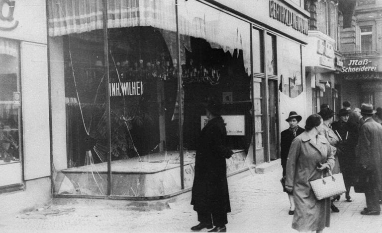 Разбитая витрина еврейского магазина в Берлине. 10 ноября 1938