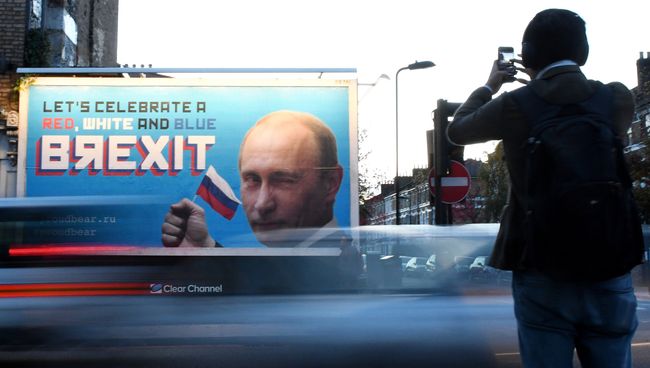 Плакат с портретом президента РФ Владимира Путина и призывом отмечать Bяexit в Лондоне Плакат с портретом президента РФ Владимира Путина и призывом отмечать Bяexit в Лондоне