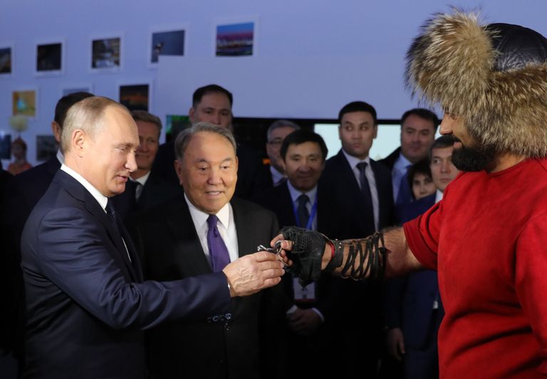 Президент РФ Владимир Путин и президент Казахстана Нурсултан Назарбаев во время посещения туристической выставки Новые подходы и тенденции в развитии туризма России и Казахстана