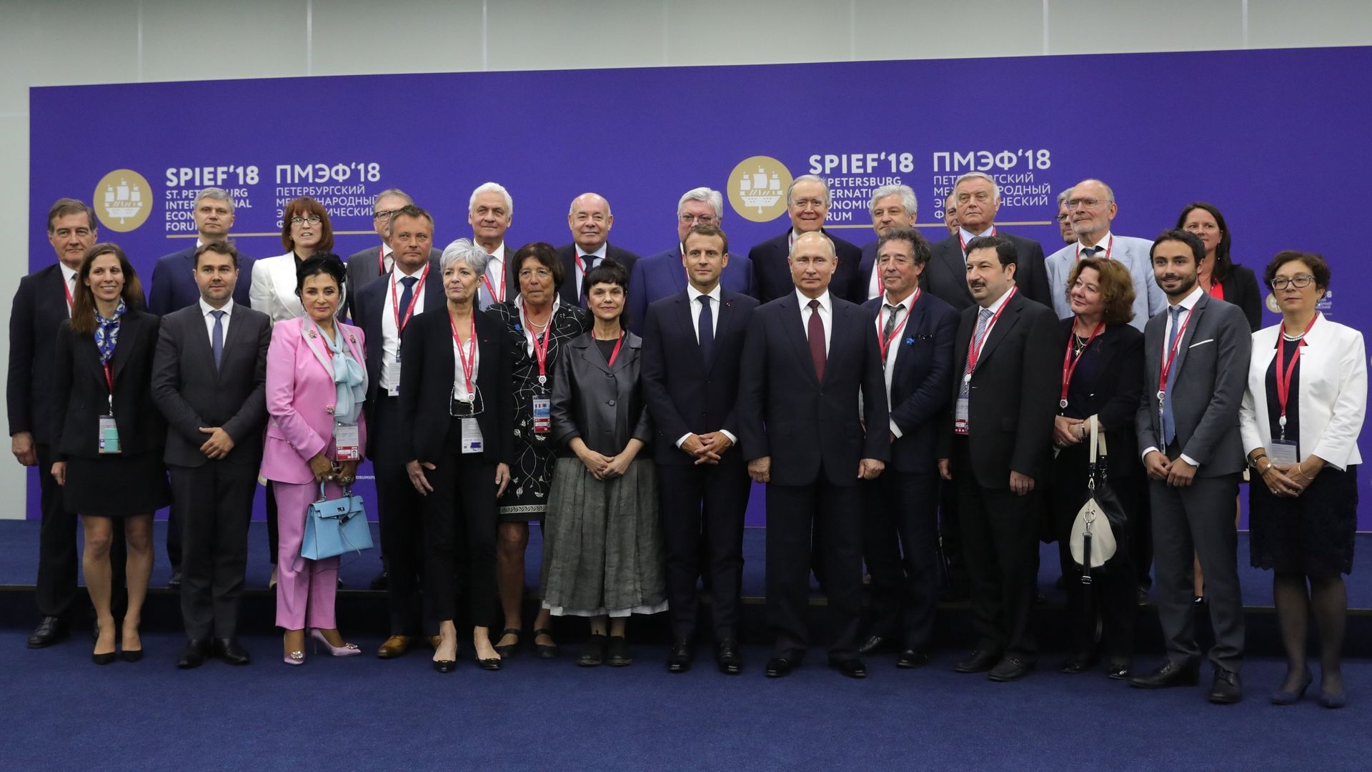 Владимир Путин и Эммануэль Макрон во время совместного фотографирования с членами координационного совета Трианонский диалог Владимир Путин и Эммануэль Макрон во время совместного фотографирования с членами координационного совета Трианонский диалог - РИА Новости, 1920, 19.03.2022