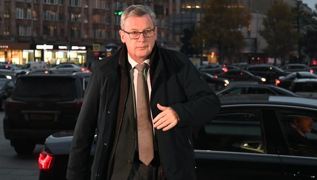 Посол Австрии в России Йоханнес Айгнер у здания министерства иностранных дел РФ. 9 ноября 2018