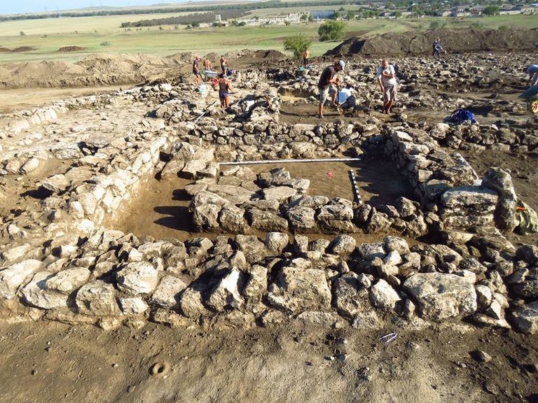 На месте раскопок Поселения Манитра в Крыму На месте раскопок Поселения Манитра в Крыму