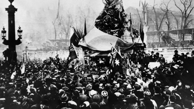 Празднование в Париже окончания Первой мировой войны. 11 ноября 1918 Празднование в Париже окончания Первой мировой войны. 11 ноября 1918