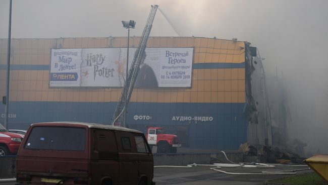 Сотрудники противопожарной службы МЧС РФ во время тушения пожара в торговом центре Лента на Набережной Обводного канала в Санкт-Петербурге. 10 ноября 2018