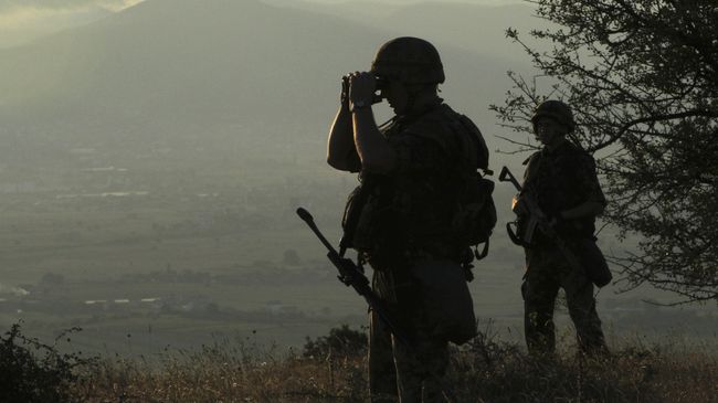 Военнослужащие армии Сербии на границе с Македонией Военнослужащие армии Сербии на границе с Македонией