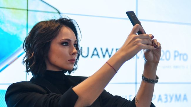 Актриса Настасья Самбурская в фирменном магазине HUAWEI в ТРЦ Афимолл в Москве, где началась продажа флагманских смартфонов Huawei Mate 20 и Huawei Mate 20 Pro Актриса Настасья Самбурская в фирменном магазине HUAWEI в ТРЦ Афимолл в Москве, где началась продажа флагманских смартфонов Huawei Mate 20 и Huawei Mate 20 Pro