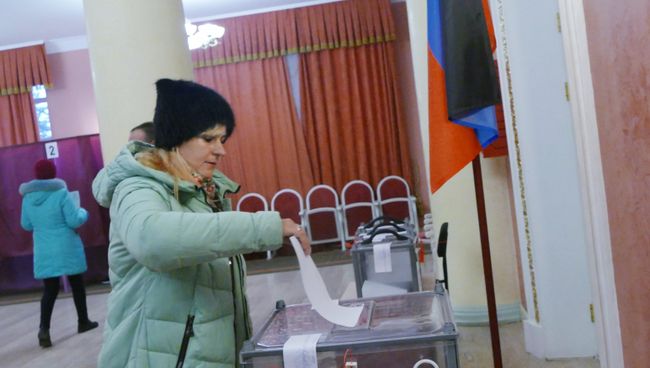 Женщина голосует на выборах главы ДНР и депутатов Народного совета ДНР на избирательном участке № 158 в Куйбышевском районе Донецка. 11 ноября 2018 Женщина голосует на выборах главы ДНР и депутатов Народного совета ДНР на избирательном участке № 158 в Куйбышевском районе Донецка. 11 ноября 2018