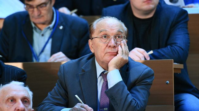 Ректор Московского государственного университета имени М. В. Ломоносова Виктор Садовничий во время Всероссийского географического диктанта в Шуваловском корпусе МГУ. 11 ноября 2018 Ректор Московского государственного университета имени М. В. Ломоносова Виктор Садовничий во время Всероссийского географического диктанта в Шуваловском корпусе МГУ. 11 ноября 2018