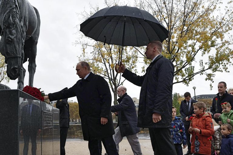 Президент РФ Владимир Путин на церемонии возложения цветов к памятнику воинам Русского экспедиционного корпуса в Париже Президент РФ Владимир Путин на церемонии возложения цветов к памятнику воинам Русского экспедиционного корпуса в Париже