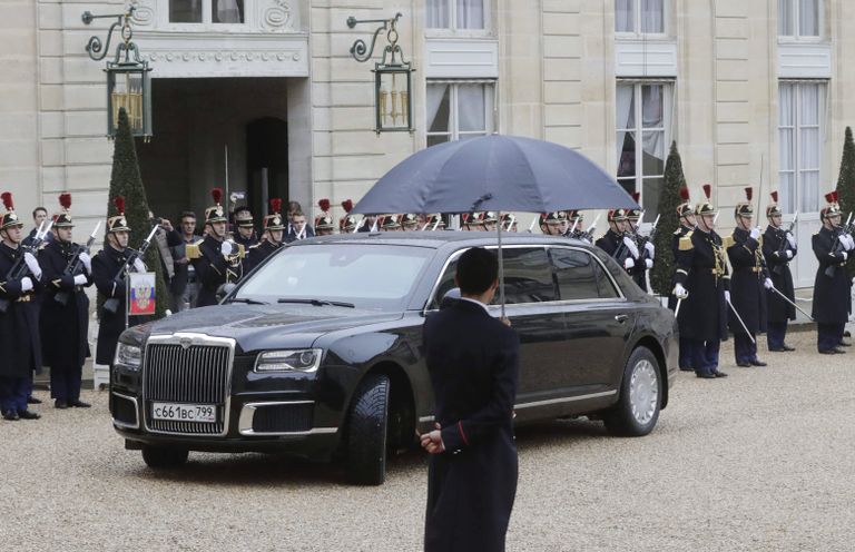 Автомобиль Aurus кортежа президента РФ Владимира Путина у Елисейского дворца. 11 ноября 2018 Автомобиль Aurus кортежа президента РФ Владимира Путина у Елисейского дворца. 11 ноября 2018