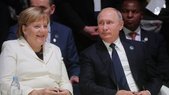 Президент РФ Владимир Путин и канцлер ФРГ Ангела Меркель. Архивное фото Президент РФ Владимир Путин и канцлер ФРГ Ангела Меркель. Архивное фото