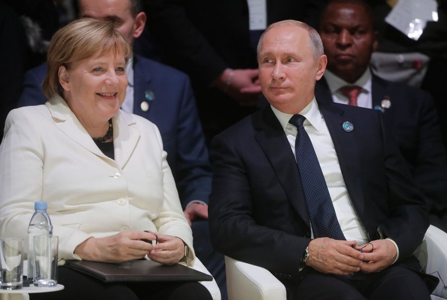 Президент РФ Владимир Путин и канцлер ФРГ Ангела Меркель на Парижском форуме мира. 11 ноября 2018